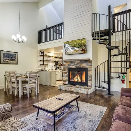 Gatlinburg Mountain Townhome With Pool Access!