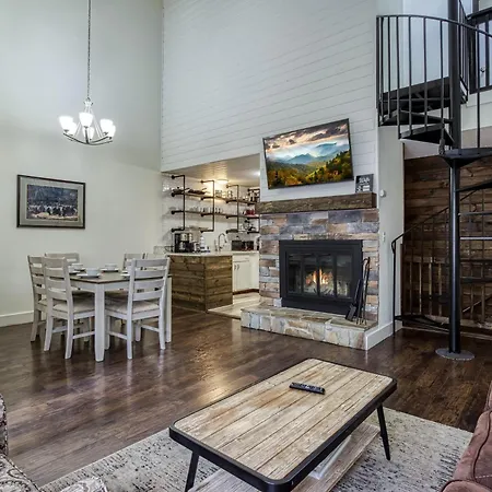 Gatlinburg Mountain Townhome With Pool Access!